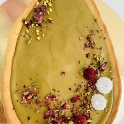 Mazurek pistacjowy z konfiturą malinową