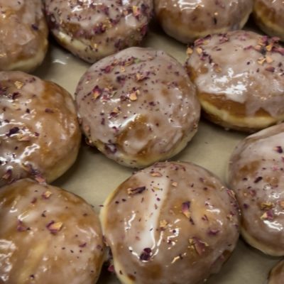 Pączek z konfiturą z róży