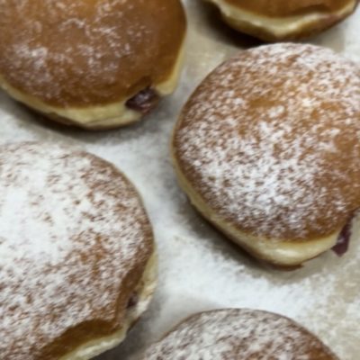 Pączek z konfiturą z wiśni