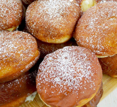 Pączek z kremem patissiere i czarną porzeczką